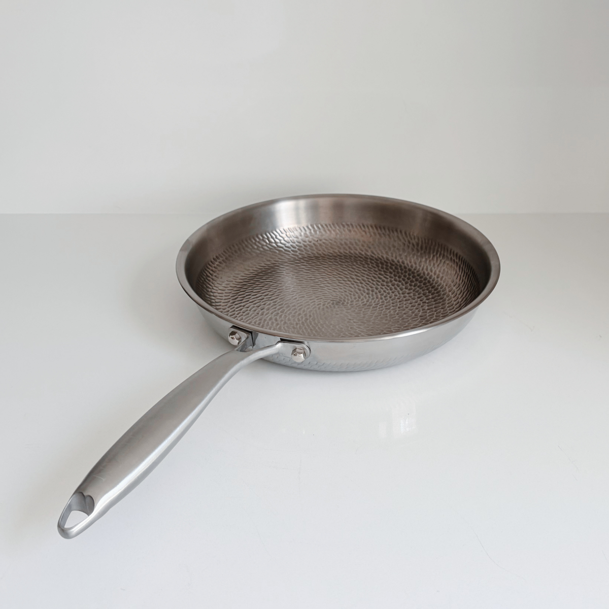 TITÁN Signature Hammered Frying Pan — 28cm