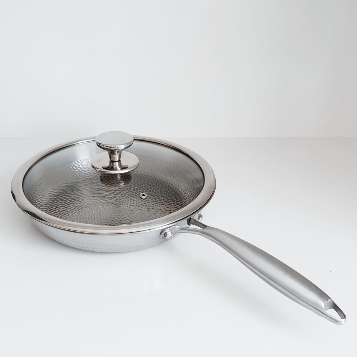 TITÁN Signature Hammered Frying Pan — 28cm