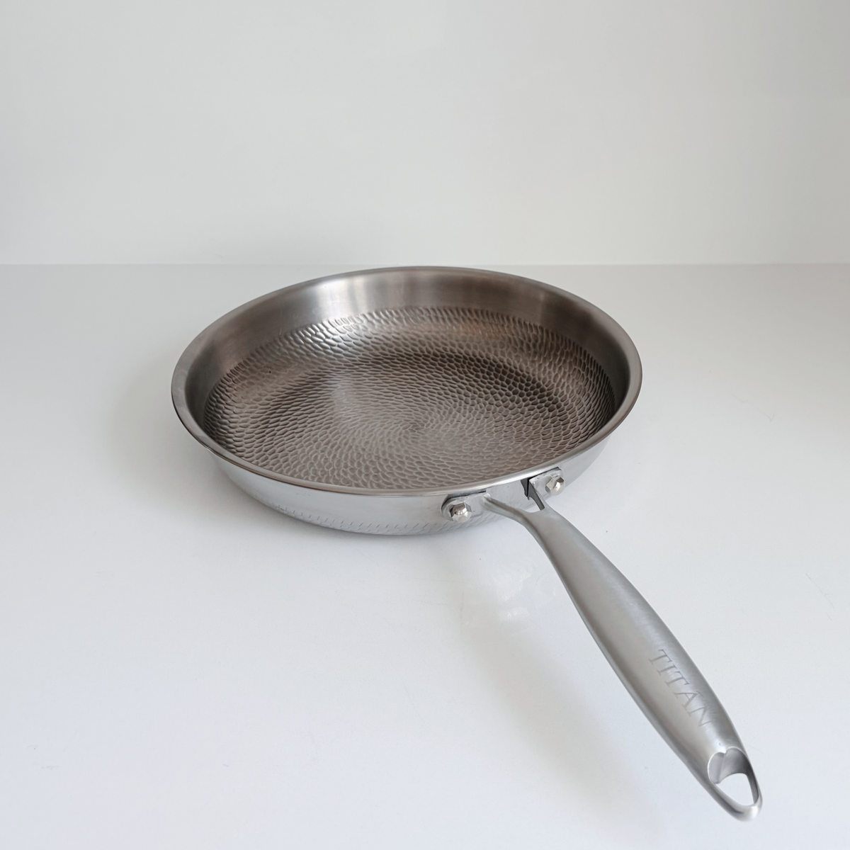 TITÁN Signature Hammered Frying Pan — 28cm