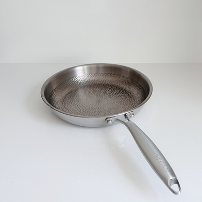 TITÁN Signature Hammered Frying Pan — 28cm